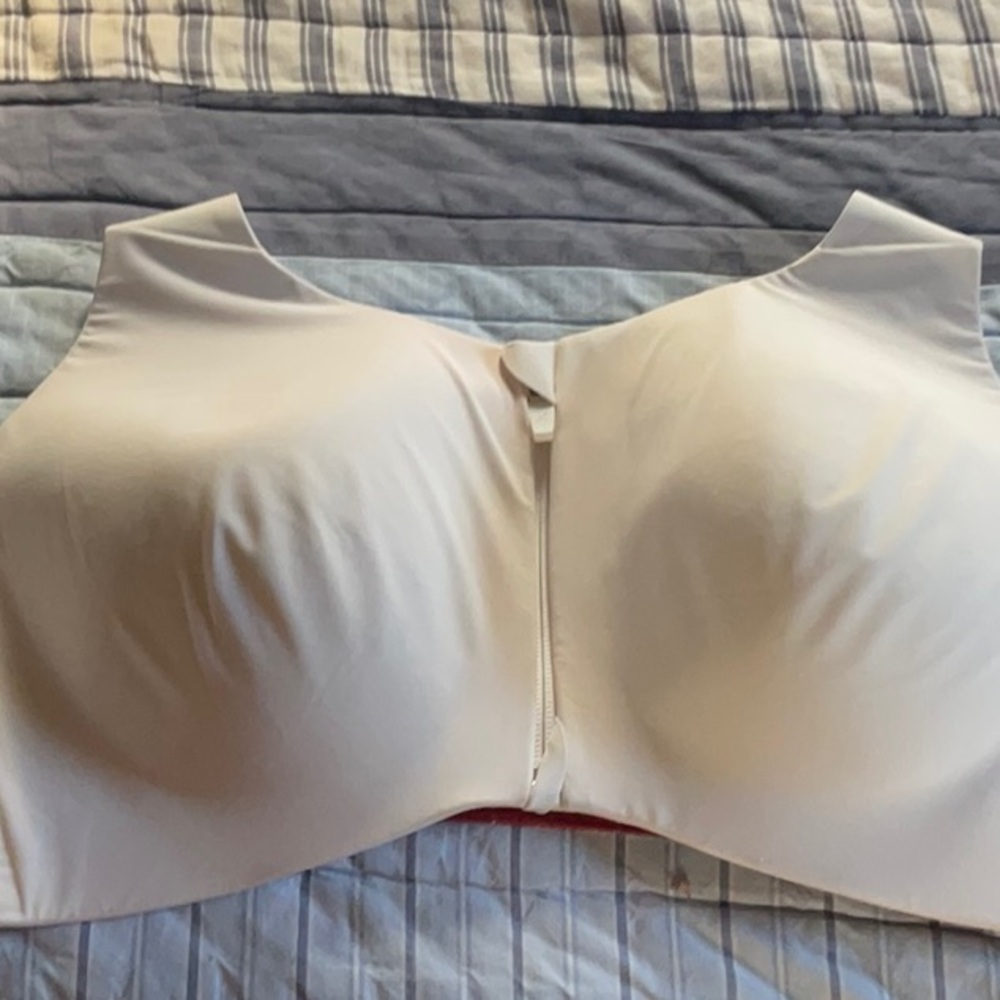 Knix Catalyst zip front sports bra. 7+